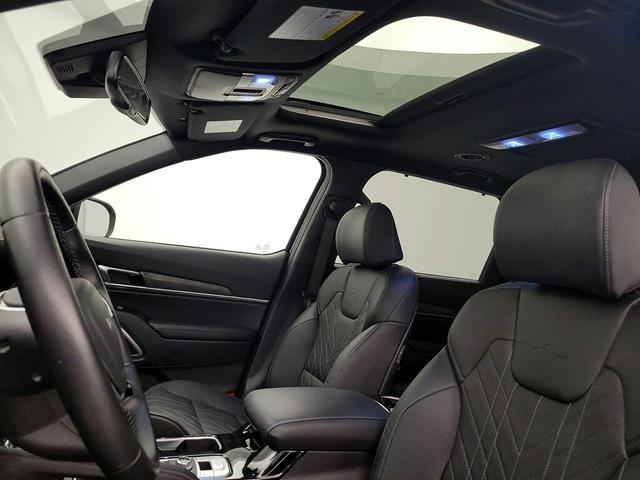 Photo of 2025 Black Kia Telluride