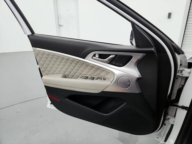 Photo of 2022 White Genesis G70