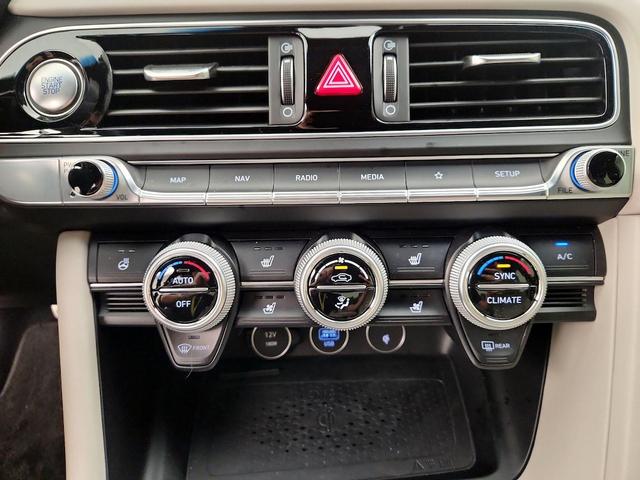 Photo of 2022 White Genesis G70