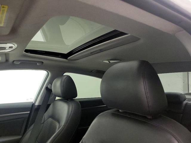Photo of 2017 White Hyundai ELANTRA