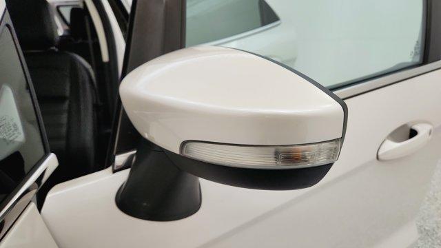 Photo of 2022 White Platinum Clearcoat Metallic Ford EcoSport