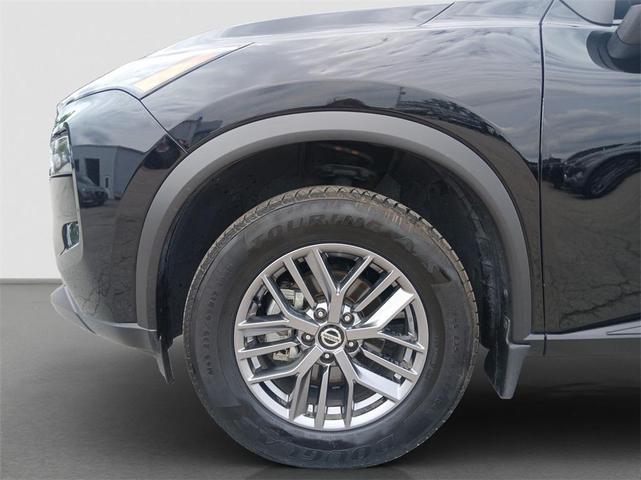 Photo of 2021 Super Black Nissan Rogue