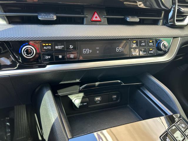 Photo of 2023 Snow White Pearl Kia Sportage Hybrid