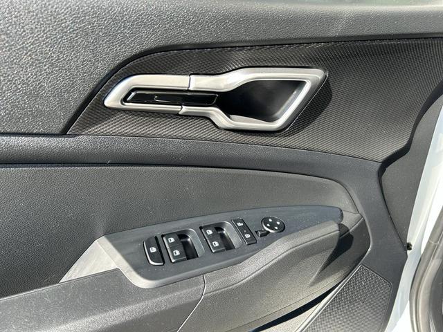 Photo of 2023 Snow White Pearl Kia Sportage Hybrid