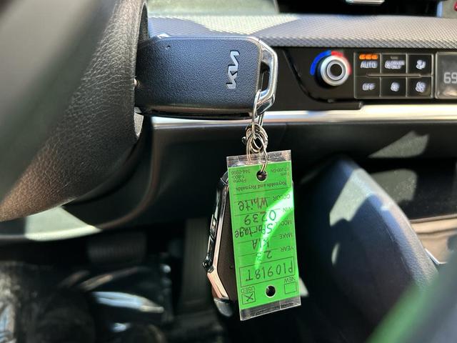 Photo of 2023 Snow White Pearl Kia Sportage Hybrid