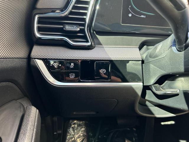 Photo of 2023 Snow White Pearl Kia Sportage Hybrid