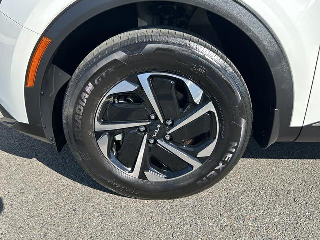 Photo of 2023 Snow White Pearl Kia Sportage Hybrid