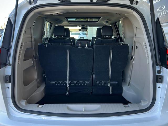 Photo of 2023 Bright White Clearcoat Chrysler Pacifica