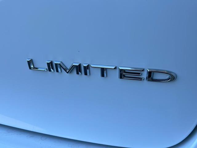 Photo of 2023 Bright White Clearcoat Chrysler Pacifica