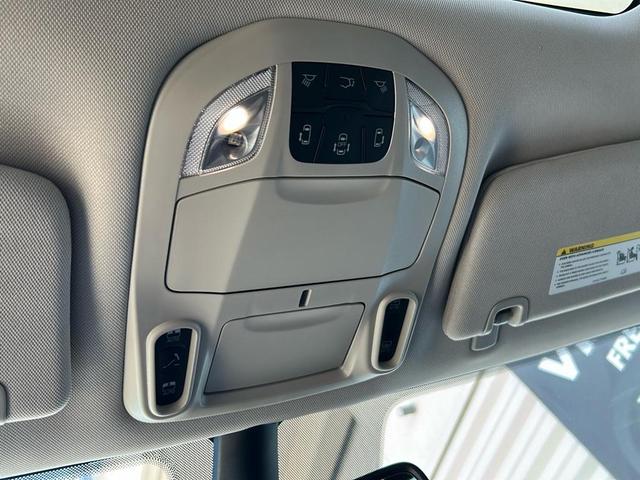 Photo of 2023 Bright White Clearcoat Chrysler Pacifica
