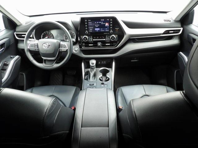 Photo of 2022 Celestial Silver Metallic Toyota Highlander
