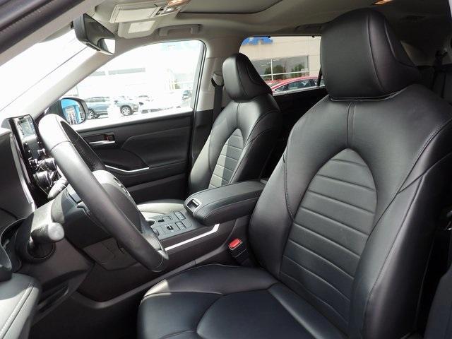 Photo of 2022 Celestial Silver Metallic Toyota Highlander