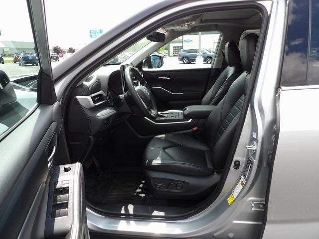 Photo of 2022 Celestial Silver Metallic Toyota Highlander
