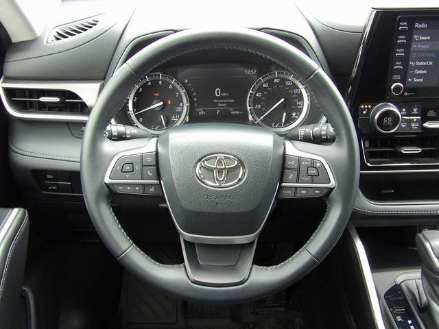 Photo of 2022 Celestial Silver Metallic Toyota Highlander