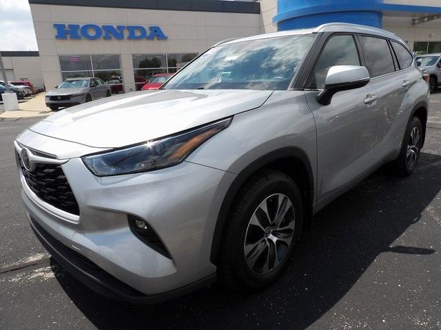 Photo of 2022 Celestial Silver Metallic Toyota Highlander