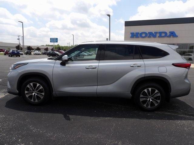 Photo of 2022 Celestial Silver Metallic Toyota Highlander