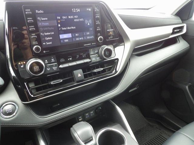 Photo of 2022 Celestial Silver Metallic Toyota Highlander