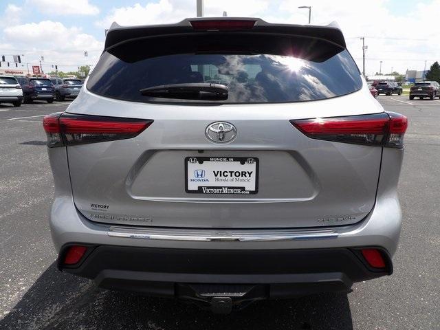 Photo of 2022 Celestial Silver Metallic Toyota Highlander
