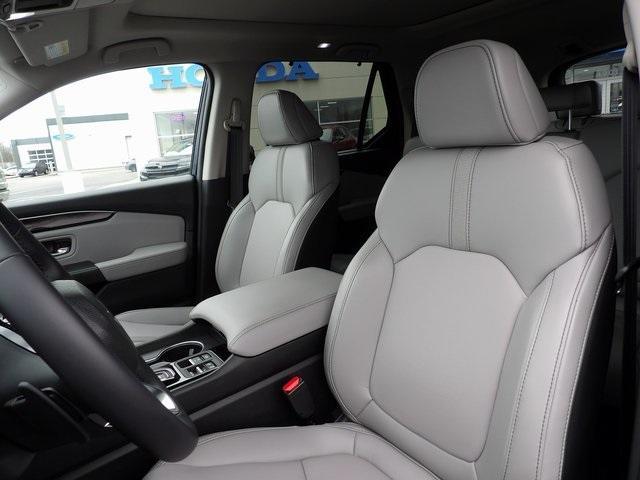 Photo of 2025 Obsidian Blue Pearl Honda Pilot