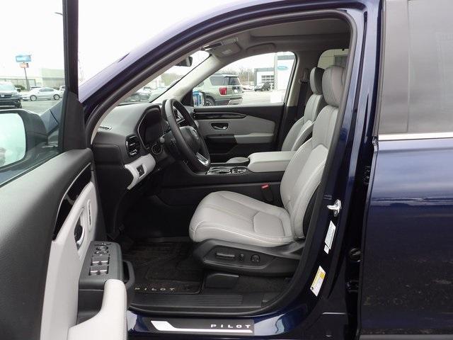 Photo of 2025 Obsidian Blue Pearl Honda Pilot