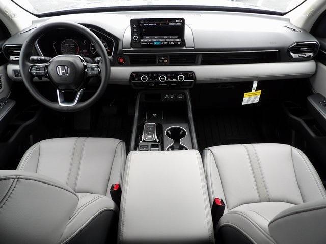 Photo of 2025 Obsidian Blue Pearl Honda Pilot