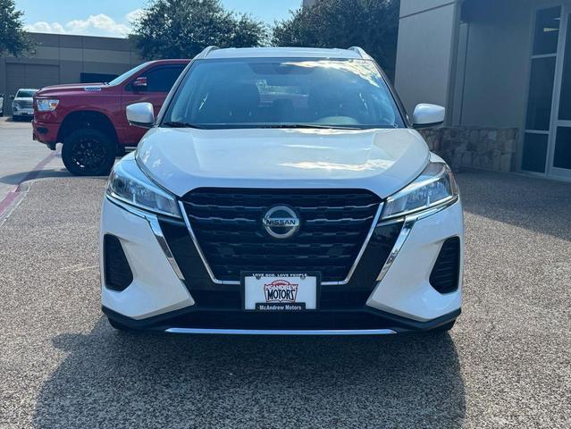 Photo of 2021 White Nissan Kicks