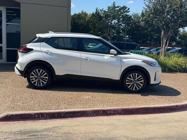 Photo of 2021 White Nissan Kicks