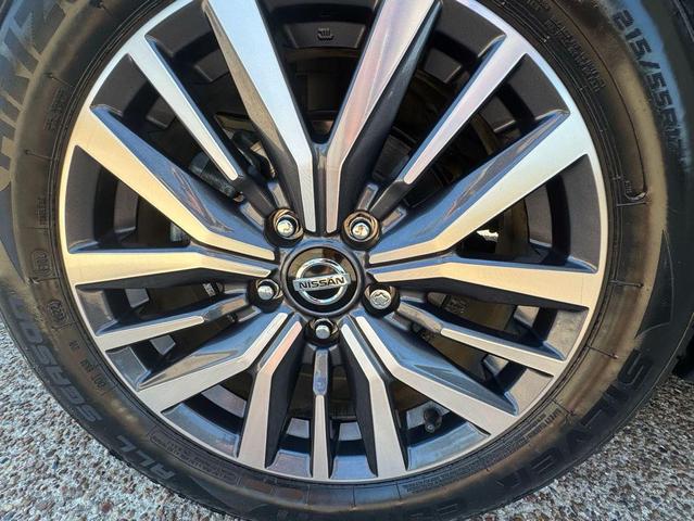 Photo of 2021 White Nissan Kicks