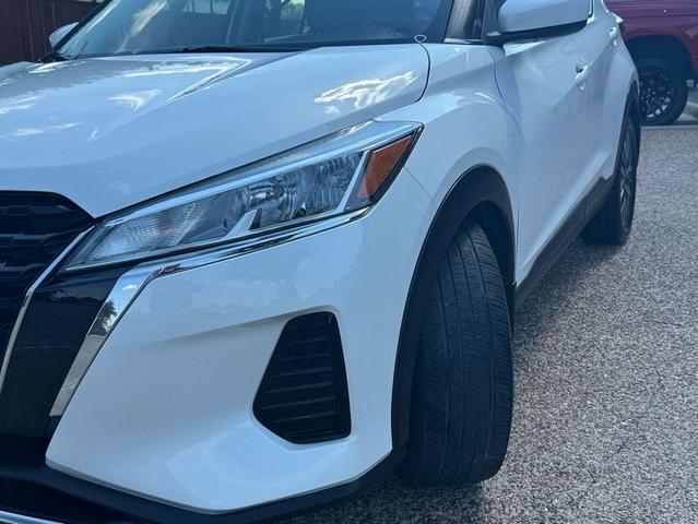 Photo of 2021 White Nissan Kicks