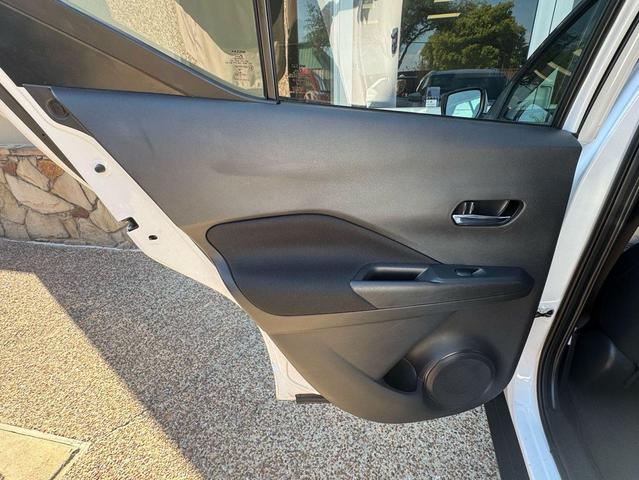 Photo of 2021 White Nissan Kicks