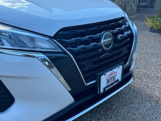 Photo of 2021 White Nissan Kicks