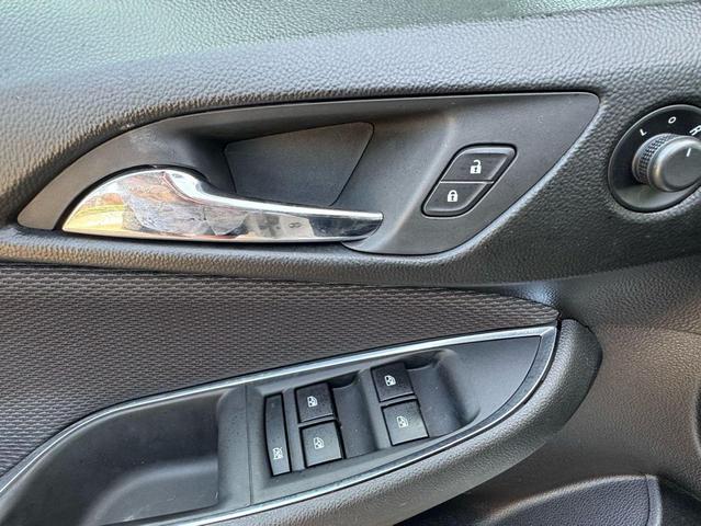 Photo of 2018 Summit White Chevrolet Cruze