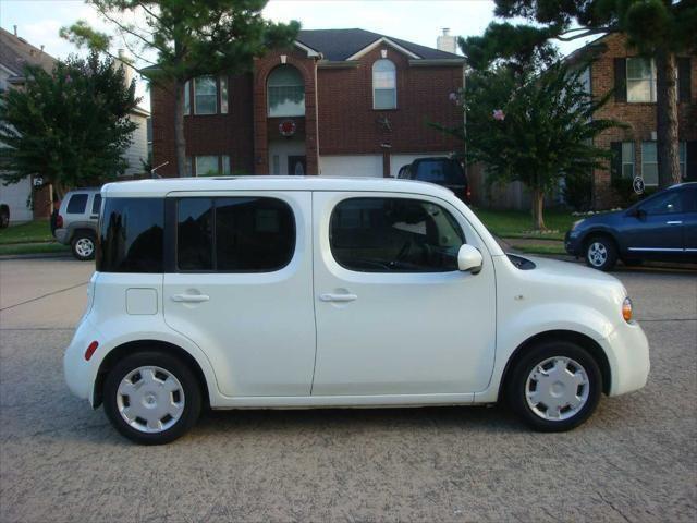 Photo of 2009 White Pearl Nissan Cube
