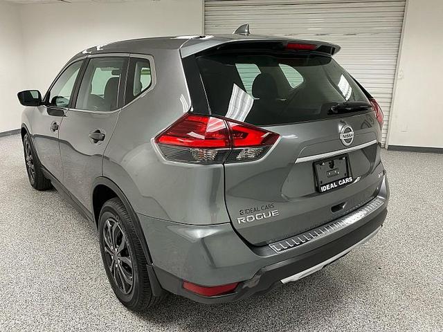 Photo of 2017 Gun Metallic Nissan Rogue