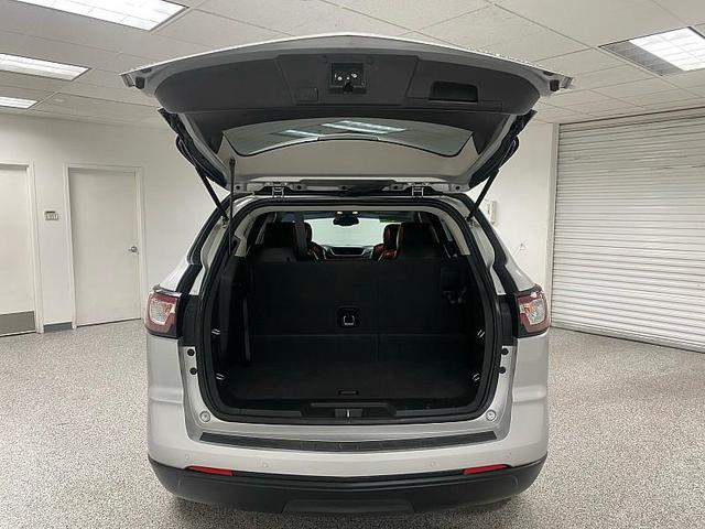 Photo of 2015 Silver Ice Metallic Chevrolet Traverse