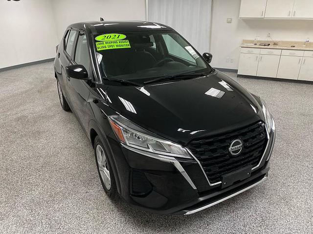 Photo of 2021 Super Black Nissan Kicks