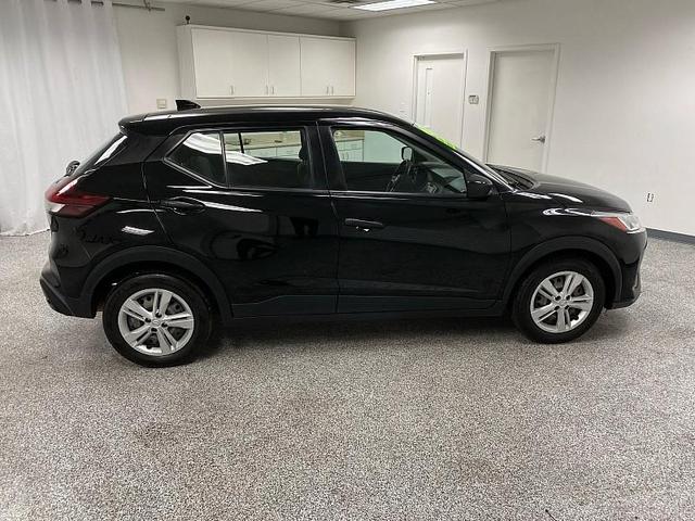 Photo of 2021 Super Black Nissan Kicks