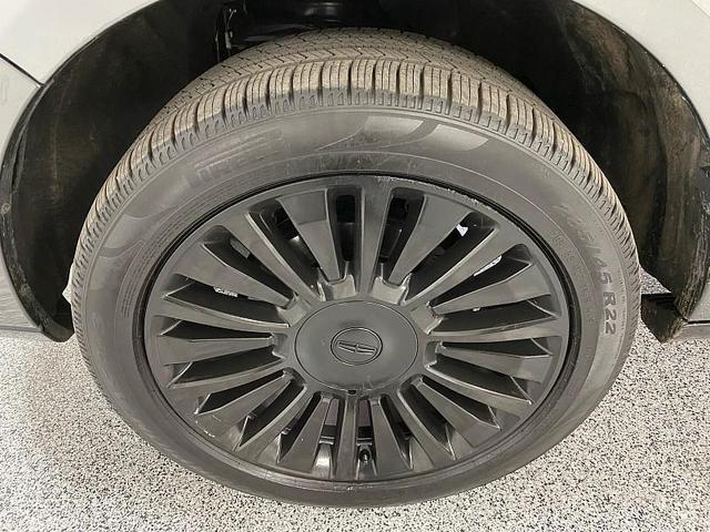 Photo of 2015 Magnetic Metallic Lincoln Navigator
