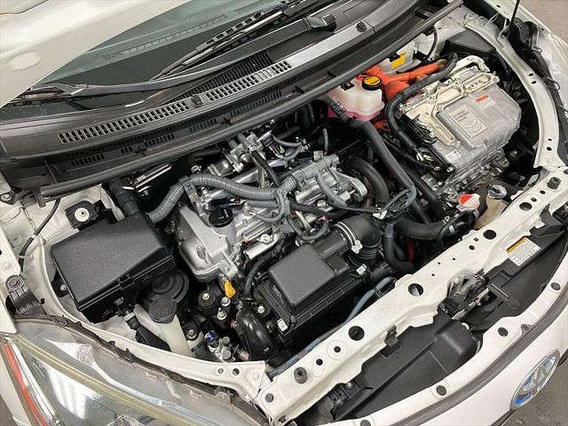 Photo of 2016 Super White Toyota Prius c