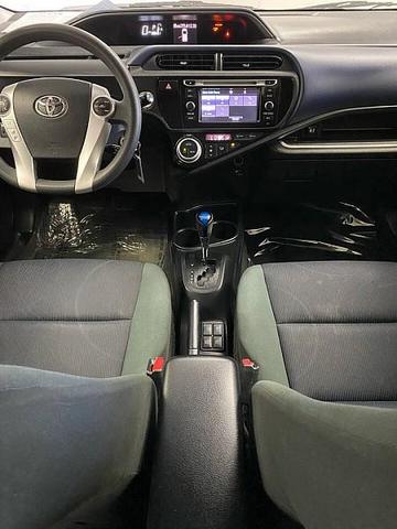 Photo of 2016 Super White Toyota Prius c