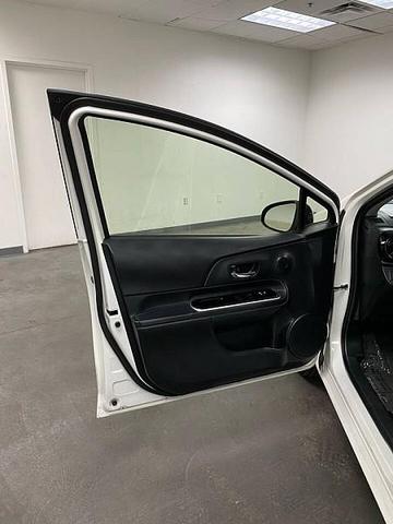 Photo of 2016 Super White Toyota Prius c
