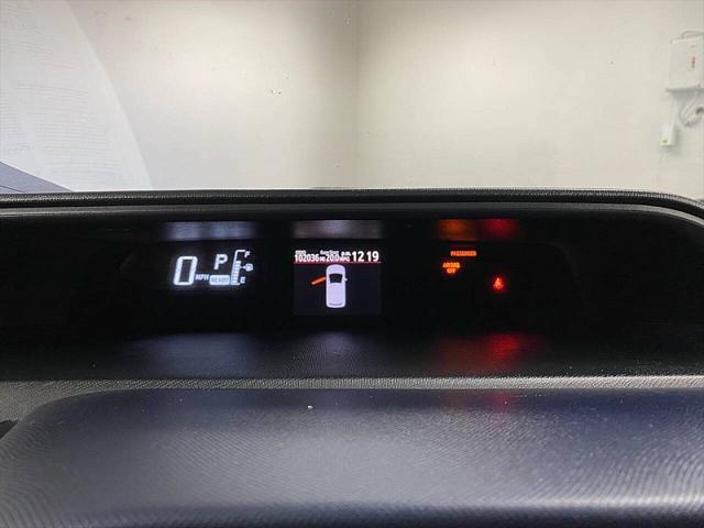 Photo of 2016 Super White Toyota Prius c