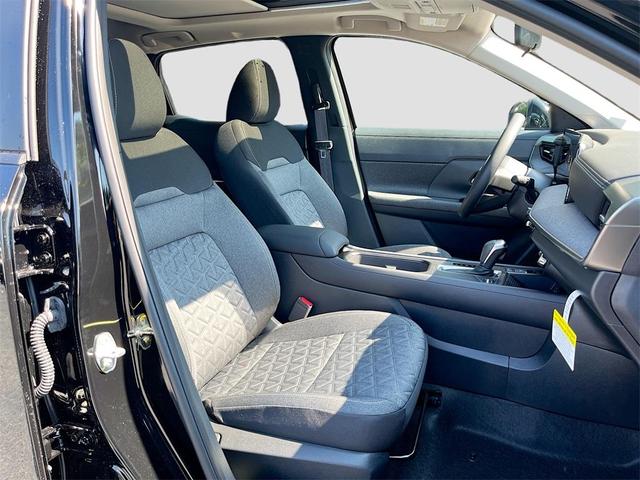 Photo of 2025 Super Black Nissan Kicks