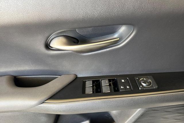 Photo of 2020 Ultra White Lexus UX 200
