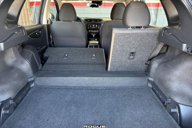 Photo of 2021 Magnetic Black Pearl Nissan Rogue Sport