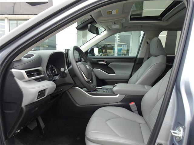 Photo of 2024 Moon Dust Toyota Highlander