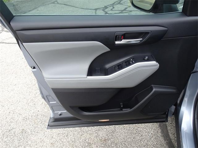 Photo of 2024 Moon Dust Toyota Highlander