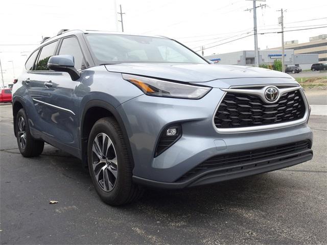 Photo of 2024 Moon Dust Toyota Highlander