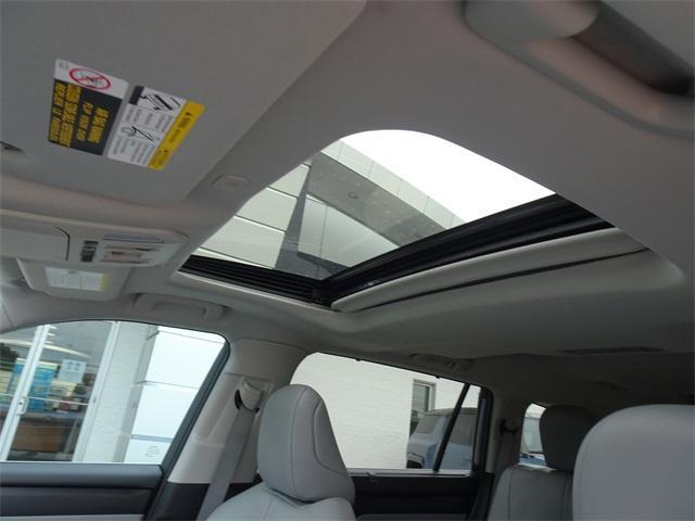Photo of 2024 Moon Dust Toyota Highlander