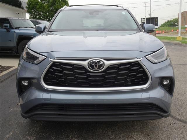 Photo of 2024 Moon Dust Toyota Highlander